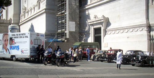 12-Criterium-di-Roma-2013-la-autoemoteca-AVIS-a-Piazza-Venezia-per-la-raccolta-del-sangue